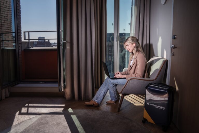 LookingforBooking - dame werkt in hotelkamer